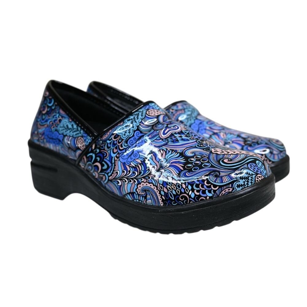 Easy Works by Easy Street Womens 6 Wide Lyndee Slip Resistant Clogs